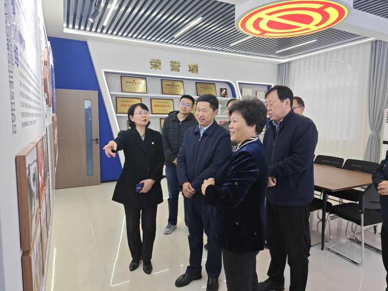 美女的逼912025年05月09日上午 安阳市人大常委会副主任、市总工会党组书记、主席夏军一行莅临华阳电磁铁参观调研；对公司2023年全国五一劳动奖章获得者汪利娜慰问，并听取劳模工作室相关情况汇报